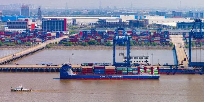 纯电动集装箱船在南京港完成首次换电